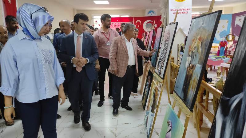 Kaymakamımız Emrah Uzun, Aile Destek Merkezinin Yıl Sonu Sergisine Katıldı.